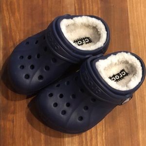 Fuzzy crocs sz 6/7 little kid navy EUC